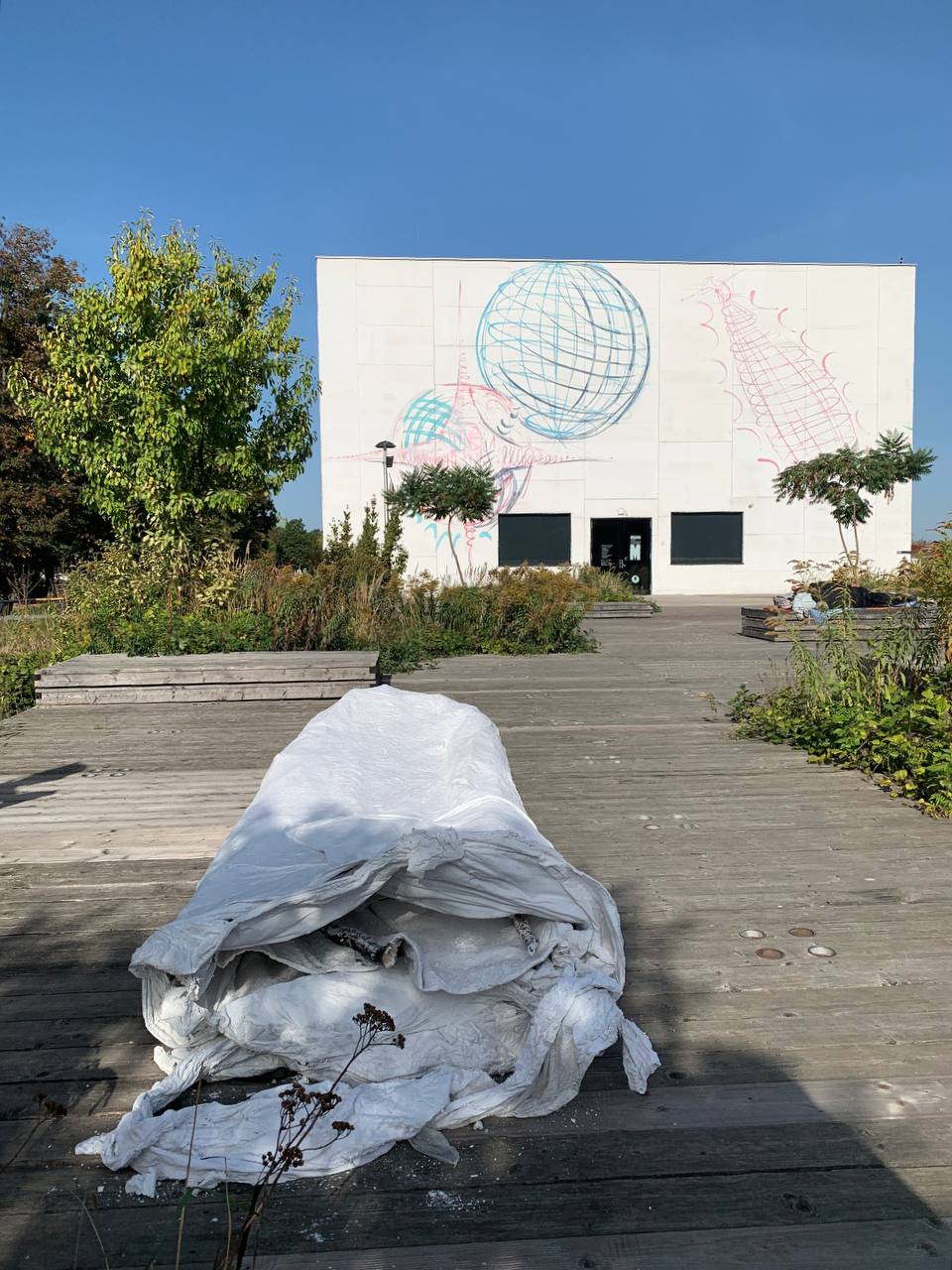 The next day. Giant laying in front of the Museum of Modern Art in Warsaw